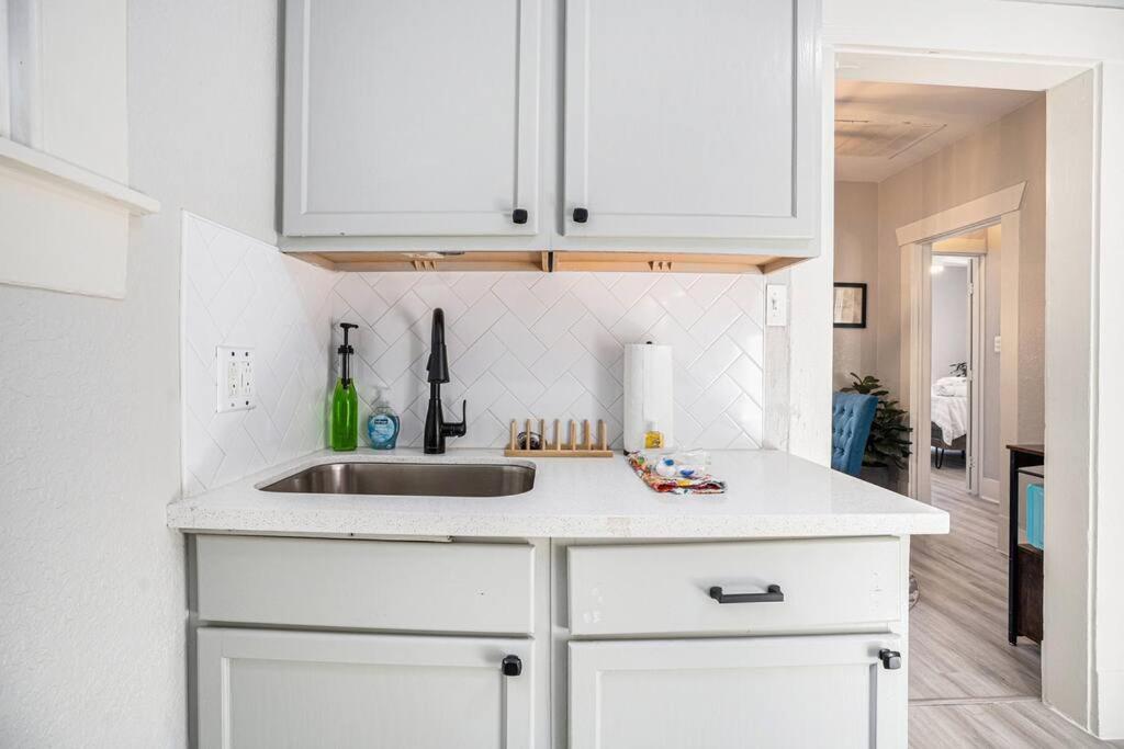 Sea Pink Retreat - Walk To Beach, Newly Renovated Galveston Bagian luar foto