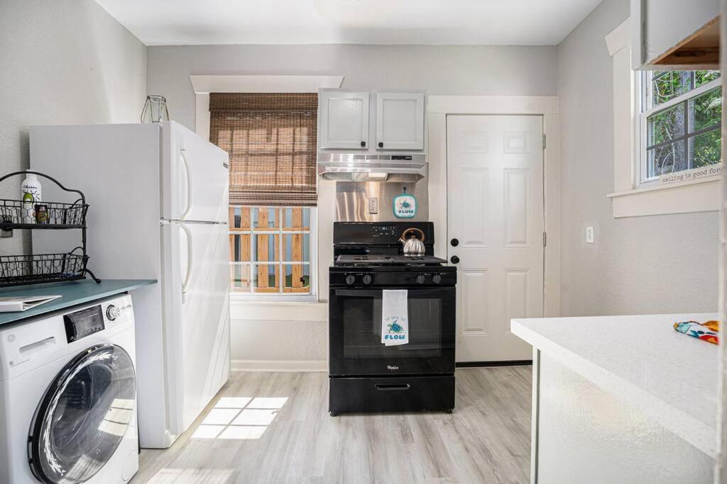 Sea Pink Retreat - Walk To Beach, Newly Renovated Galveston Bagian luar foto
