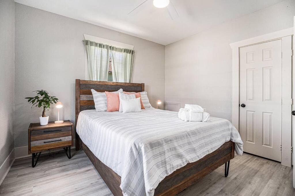 Sea Pink Retreat - Walk To Beach, Newly Renovated Galveston Bagian luar foto