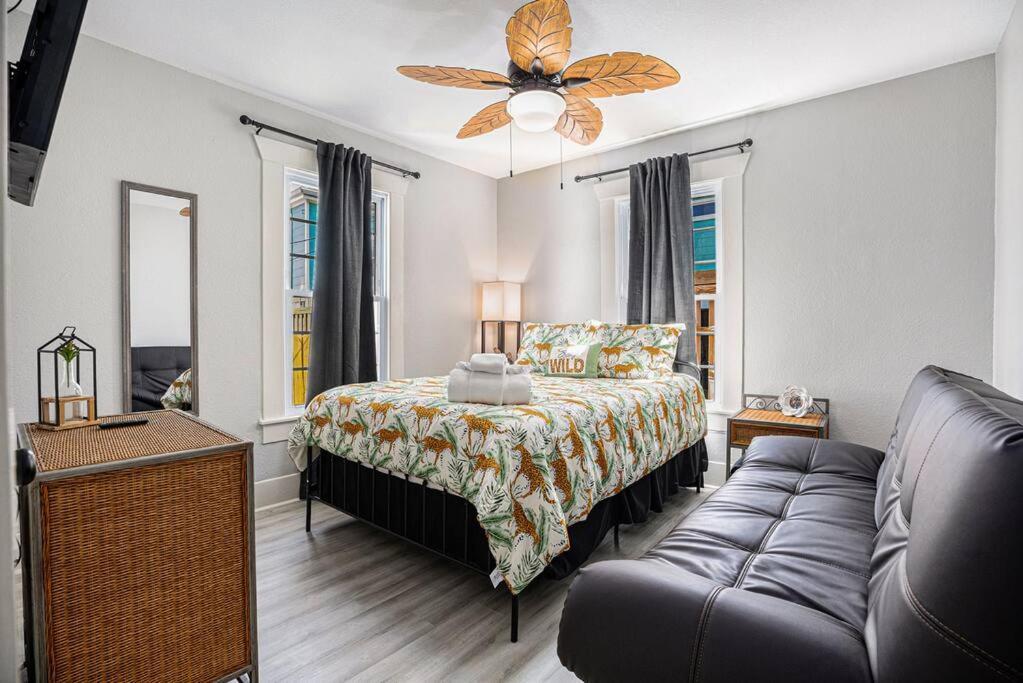 Sea Pink Retreat - Walk To Beach, Newly Renovated Galveston Bagian luar foto
