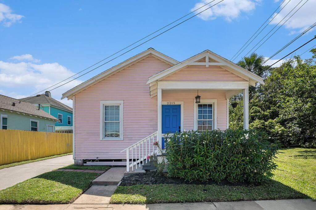 Sea Pink Retreat - Walk To Beach, Newly Renovated Galveston Bagian luar foto