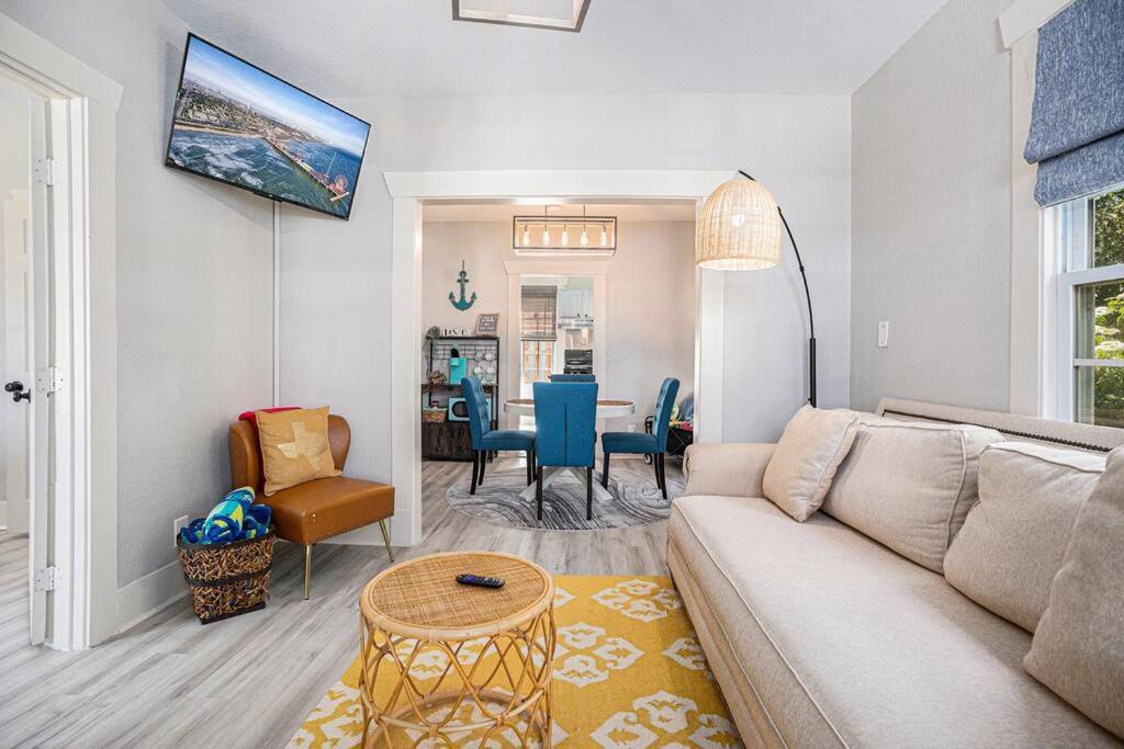 Sea Pink Retreat - Walk To Beach, Newly Renovated Galveston Bagian luar foto