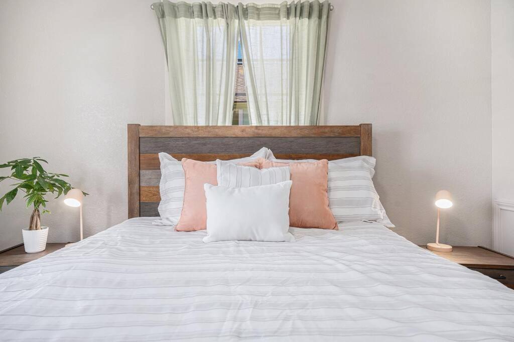 Sea Pink Retreat - Walk To Beach, Newly Renovated Galveston Bagian luar foto