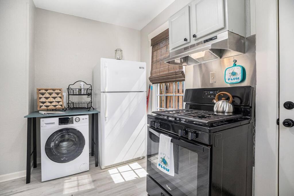 Sea Pink Retreat - Walk To Beach, Newly Renovated Galveston Bagian luar foto